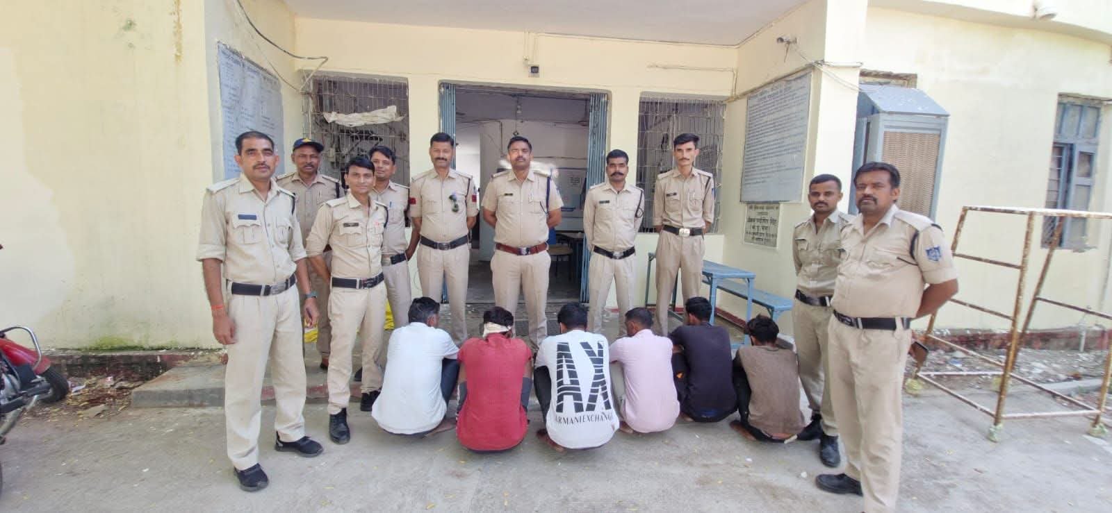 खजवा चौराहा हिंसा मामले में 6 आरोपी गिरफ्तार, हत्या के प्रयास प्रकरण में लाठी-डंडे और रॉड बरामद