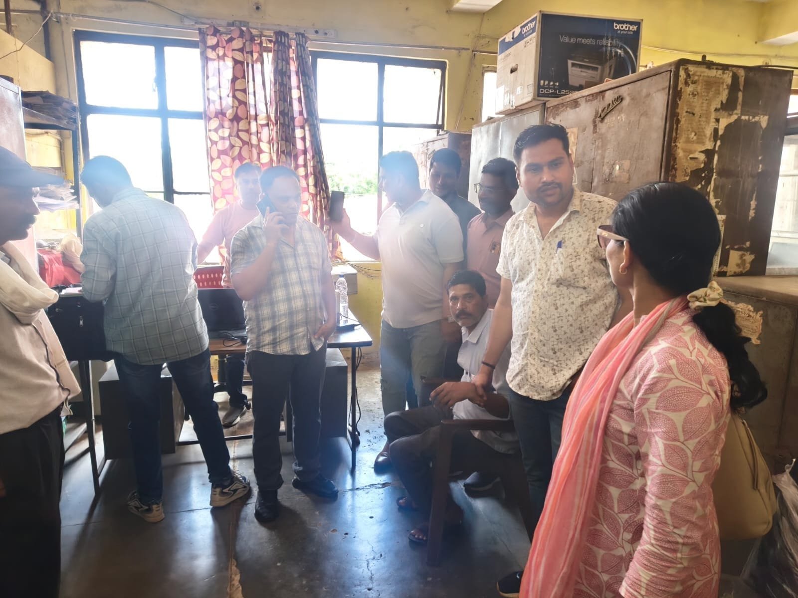 नौकरी का सौदागर बना MPW: 10 हजार की रिश्वत लेते लोकायुक्त के हत्थे चढ़ा