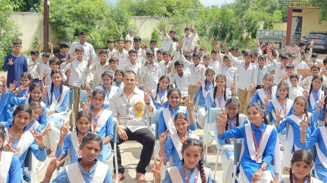 सुरखी के स्कूलों में मुख्यमंत्री साइकिल वितरण कार्यक्रम, आकाश सिंह राजपूत ने छात्रों को किया सम्मानित