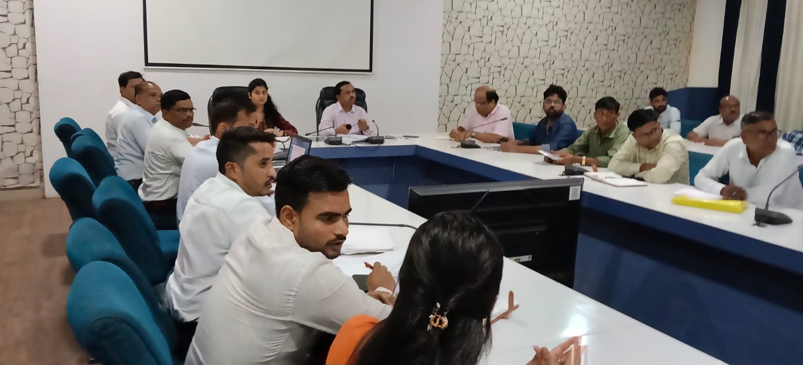 संबल सहायता आवेदनों का समय पर करें निराकरण, लापरवाही पर होगी कार्रवाई: सीईओ वीरसिंह चौहान