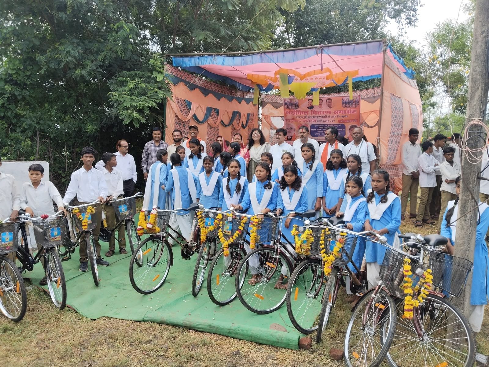 शासकीय हाई स्कूल चौका में छात्राओं को मिलीं निःशुल्क साइकिलें: शिक्षा के लिए किया प्रेरित
