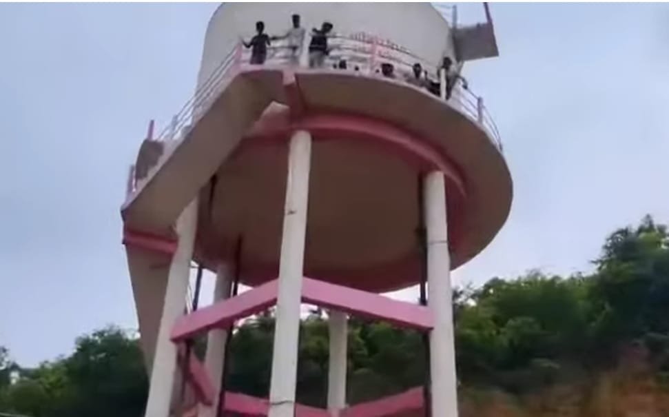 पानी के लिए टंकी पर चढ़ीं महिलाएं, थर गांव में अनोखा प्रदर्शन; प्रशासन मौके पर