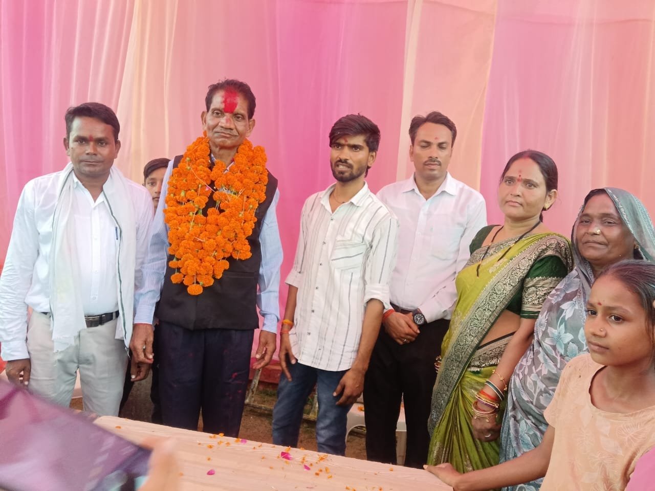 शासकीय माध्यमिक विद्यालय बनैरा में शिक्षक राम सेवक राम जी का भावुक विदाई समारोह आयोजित