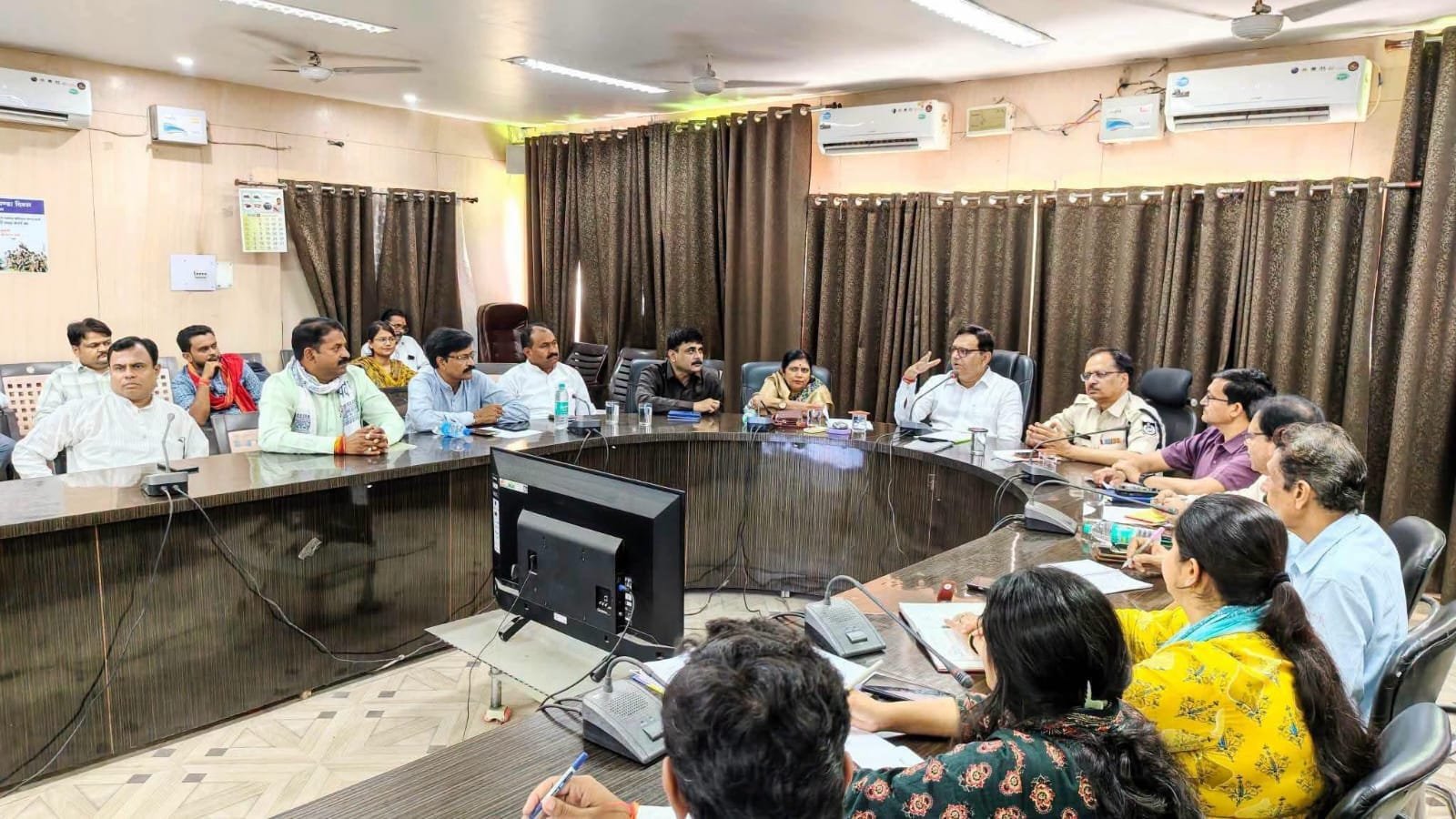 टीकमगढ़ में सड़क सुरक्षा को लेकर प्रशासन सख्त, पार्किंग, हॉकर्स जोन और ऑटो स्टैंड होंगे विकसित