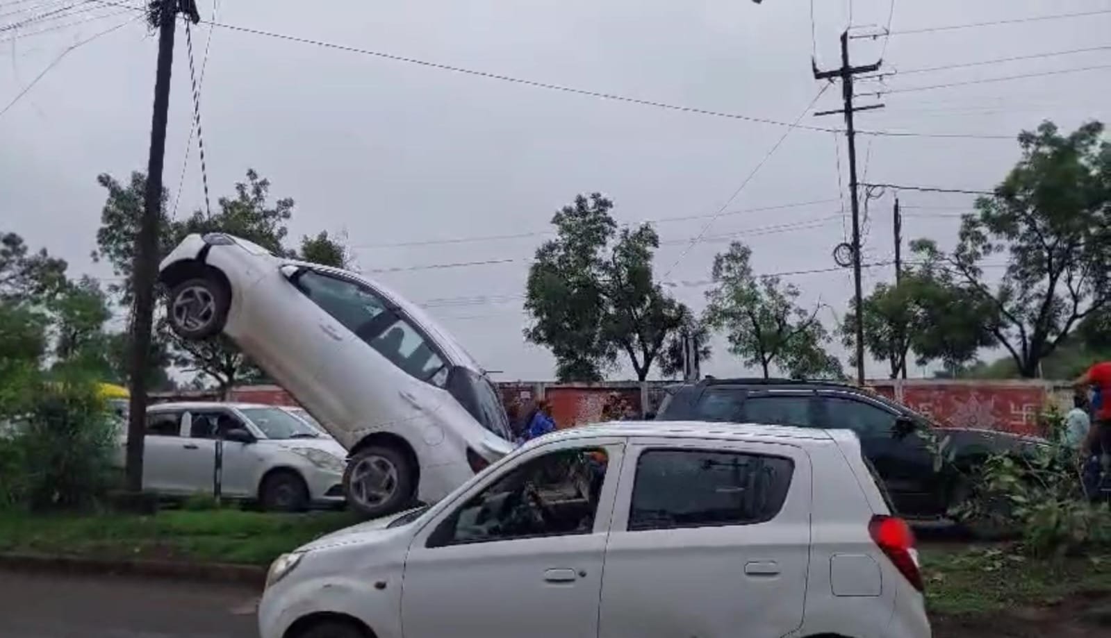 भोपाल में स्टे वायर पर लटकी कार, तेज रफ्तार में बिजली के तार से टकराया वाहन