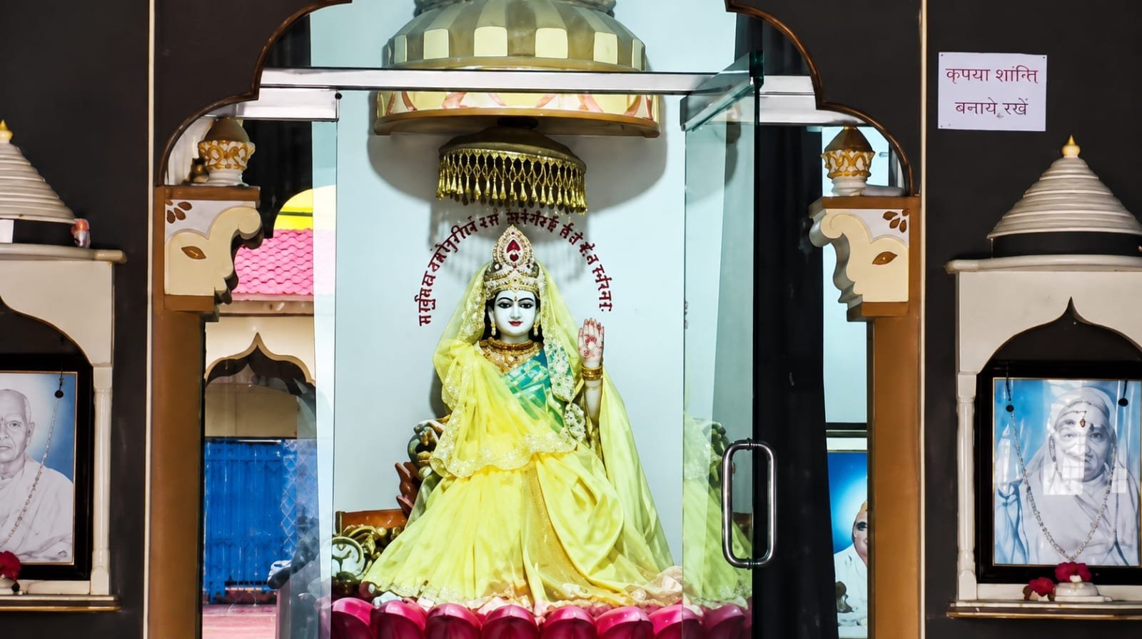 विधायक महेंद्र यादव के मंदिर में चोरी: सोना समझकर आर्टिफिशियल जेवर ले गए चोर, बाइक भी चुराई