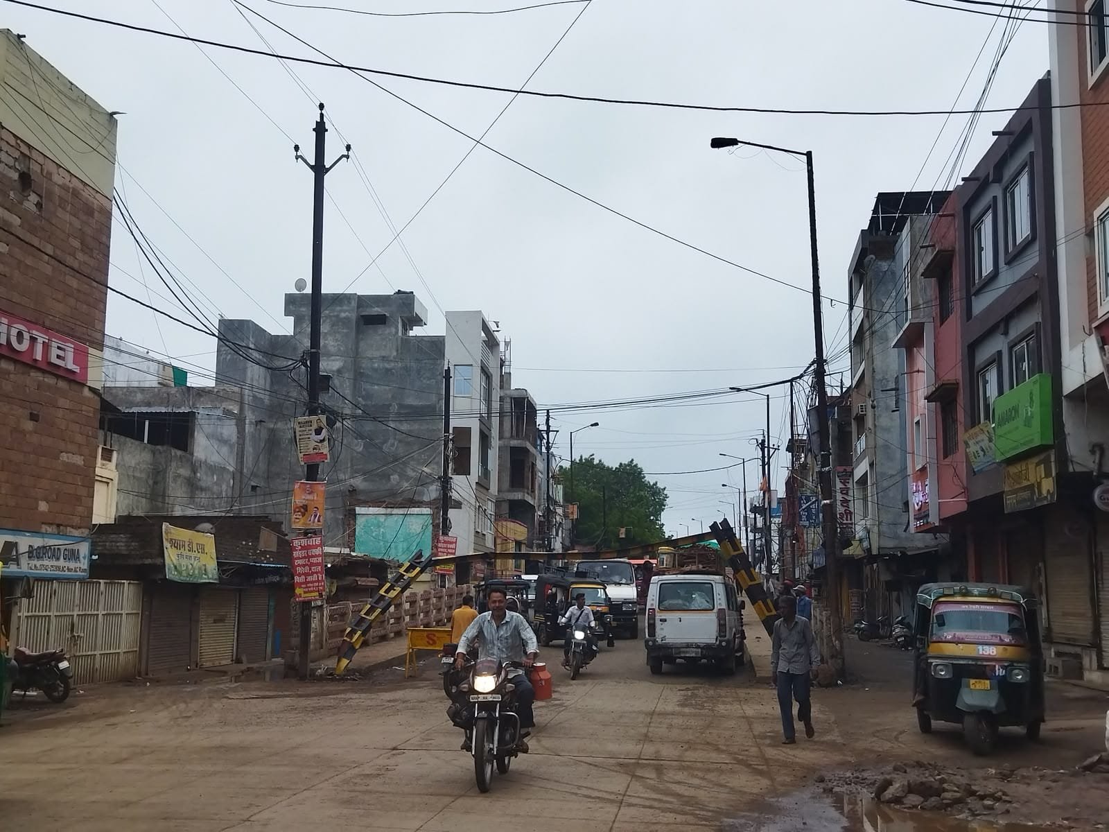 पहले ही दिन क्षतिग्रस्त हुआ जय स्तंभ चौराहे का हाइट गेज: निर्माण गुणवत्ता और सुरक्षा इंतजामों पर उठे सवाल