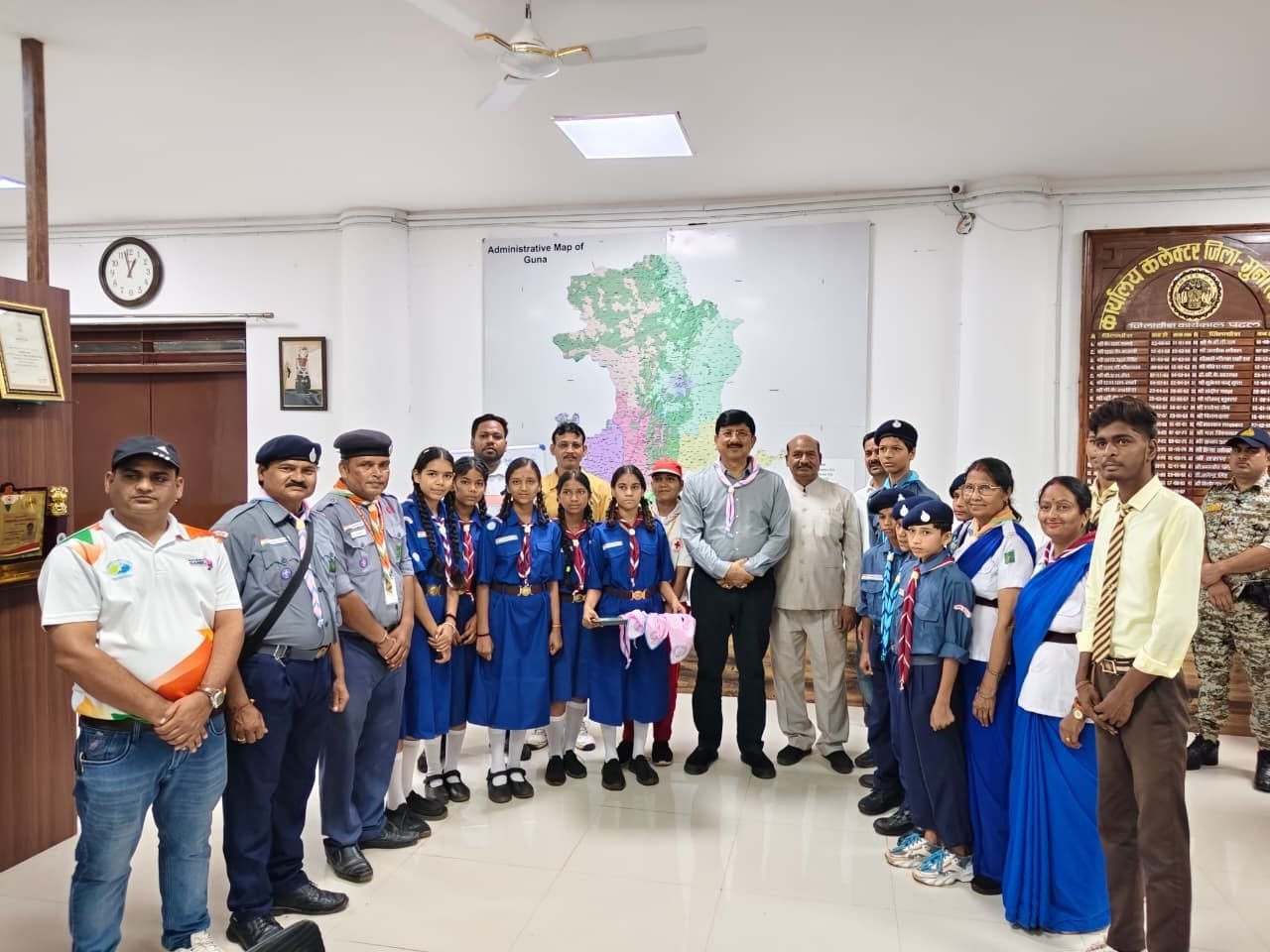 विश्व स्काउट दिवस पर गुना में विशेष आयोजन, कलेक्टर और पुलिस अधीक्षक को पहनाया गया स्काउट स्कार्फ; विद्यार्थियों ने चलाया स्वच्छता अभियान