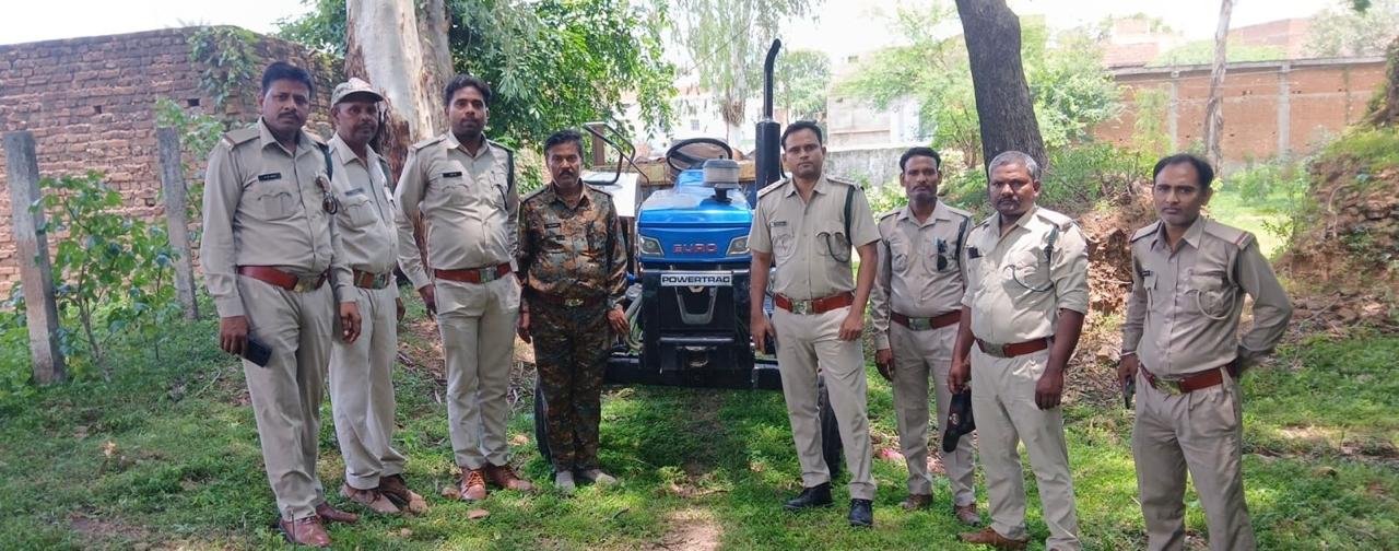 आईटीआई कॉलेज पलेरा के पास अवैध सेमल लकड़ी से भरा ट्रैक्टर जब्त, वन विभाग की कार्रवाई