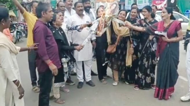 सागर में महिला कांग्रेस का प्रदर्शन, केंद्रीय मंत्री और सांसद कंगना रनौत का पुतला दहन