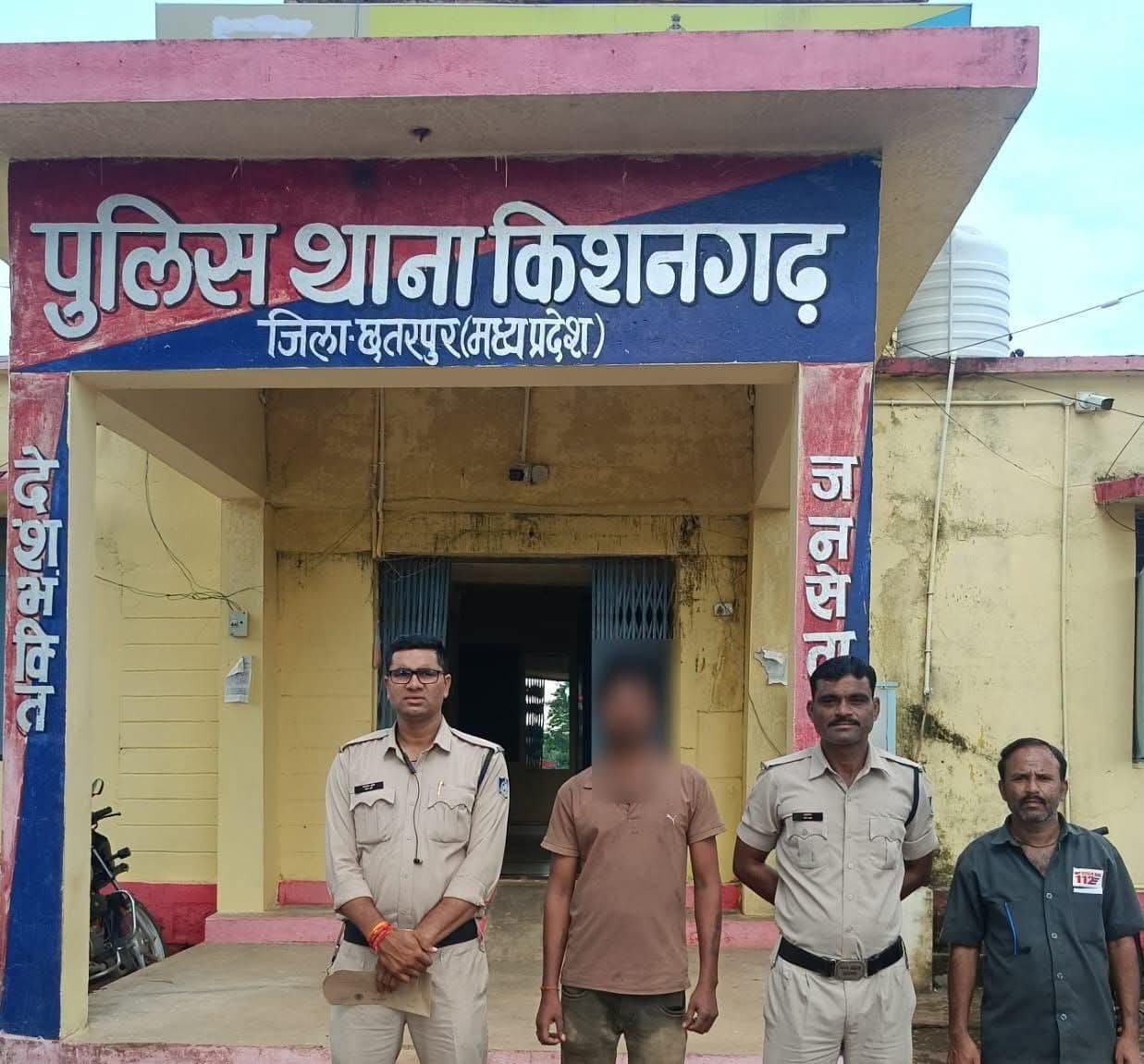 पन्ना टाइगर रिजर्व के जंगल में रास्ता भटके युवक को डायल-112 किशनगढ़ पुलिस ने सकुशल खोज निकाला, परिजनों को सौंपा