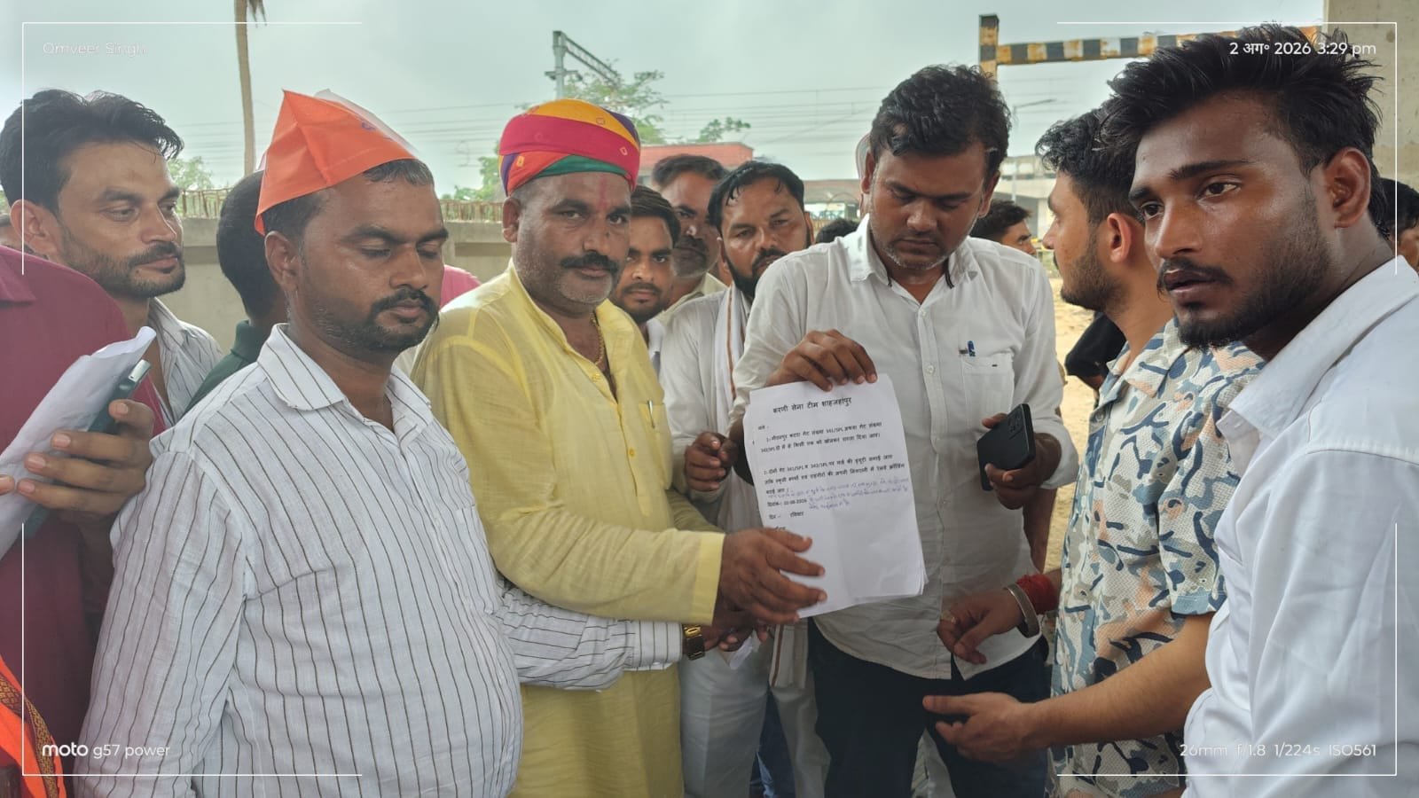 रेलवे गेट बंद होने के विरोध में करणी सेना का प्रदर्शन, ग्रामीणों की समस्याओं पर रेलवे अधिकारियों ने दिया समाधान का आश्वासन