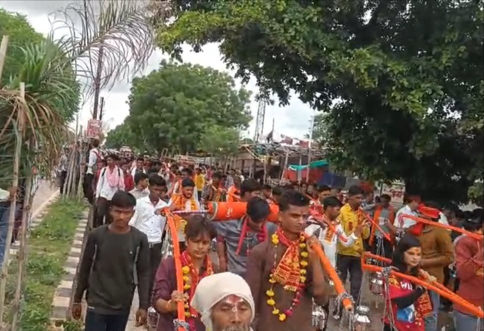 खरगापुर से कुंडेश्वर धाम के लिए निकली भव्य कांवड़ यात्रा: पुष्पवर्षा से हुआ शिवभक्तों का स्वागत