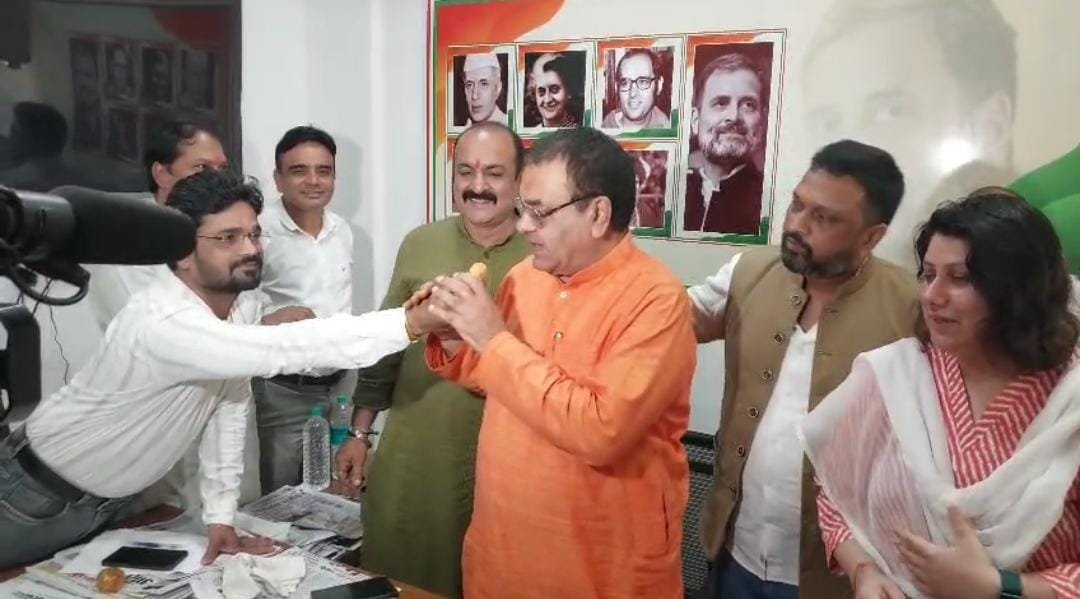 दतिया उपचुनाव: शुरुआती रुझानों में कांग्रेस की बढ़त पर भोपाल में जश्न, मुकेश नायक बोले- बदलाव का संकेत