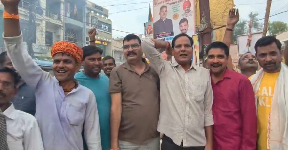 दतिया उपचुनाव में घनश्याम सिंह की जीत पर डबरा में जश्न: समर्थकों ने बांटी मिठाइयां
