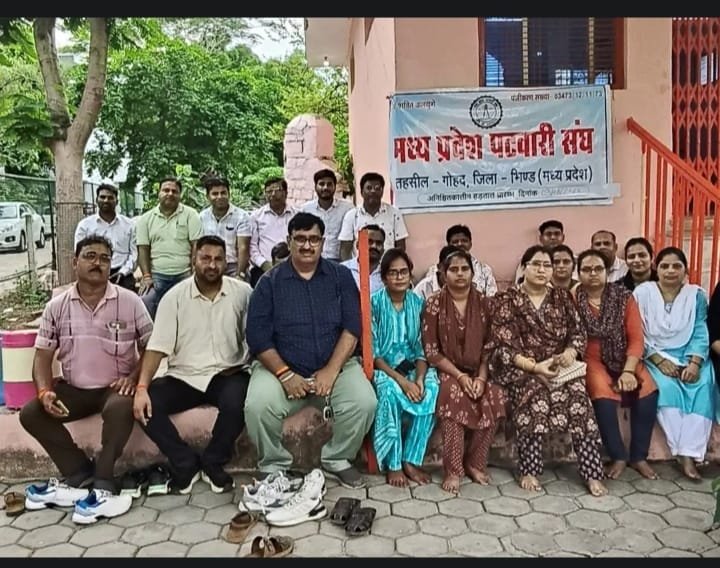 पटवारियों की हड़ताल के पहले दिन गोहद में हंगामा, एसडीएम पर धमकी देने का आरोप