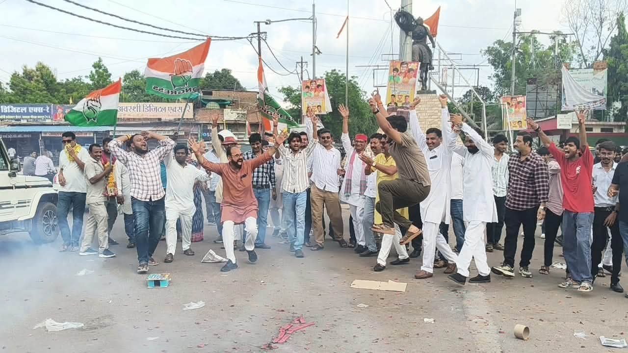 दतिया उपचुनाव में कांग्रेस की जीत पर छतरपुर में जश्न, कार्यकर्ताओं ने निकाली विजय रैली