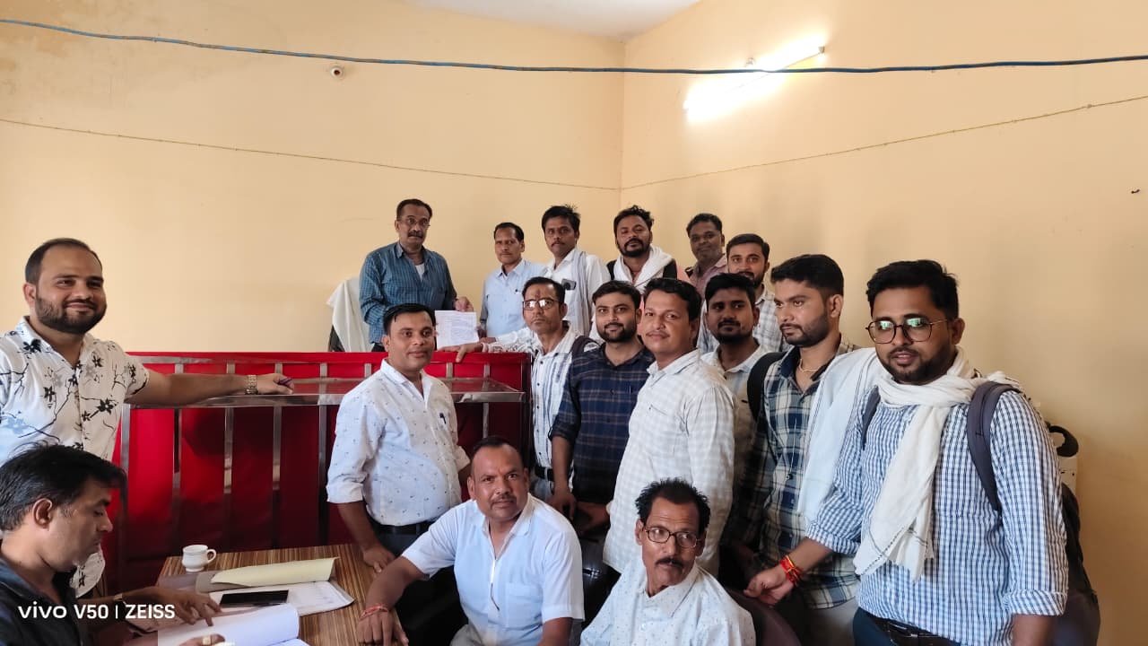 खरगापुर में पटवारियों की अनिश्चितकालीन हड़ताल शुरू: तहसील में बस्ते जमा कर किया कार्य बहिष्कार