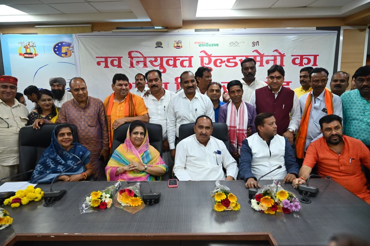 देवास नगर निगम के 8 नवनियुक्त एल्डरमैन ने ली पद एवं गोपनीयता की शपथ