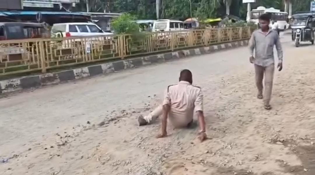 सीधी में नशे में धुत पुलिसकर्मी का वीडियो वायरल, विभागीय कार्रवाई की मांग तेज