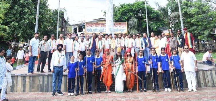 गुना में 102 फीट ऊंचा राष्ट्रीय ध्वज फहराया, भव्य तिरंगा यात्रा निकाली गई