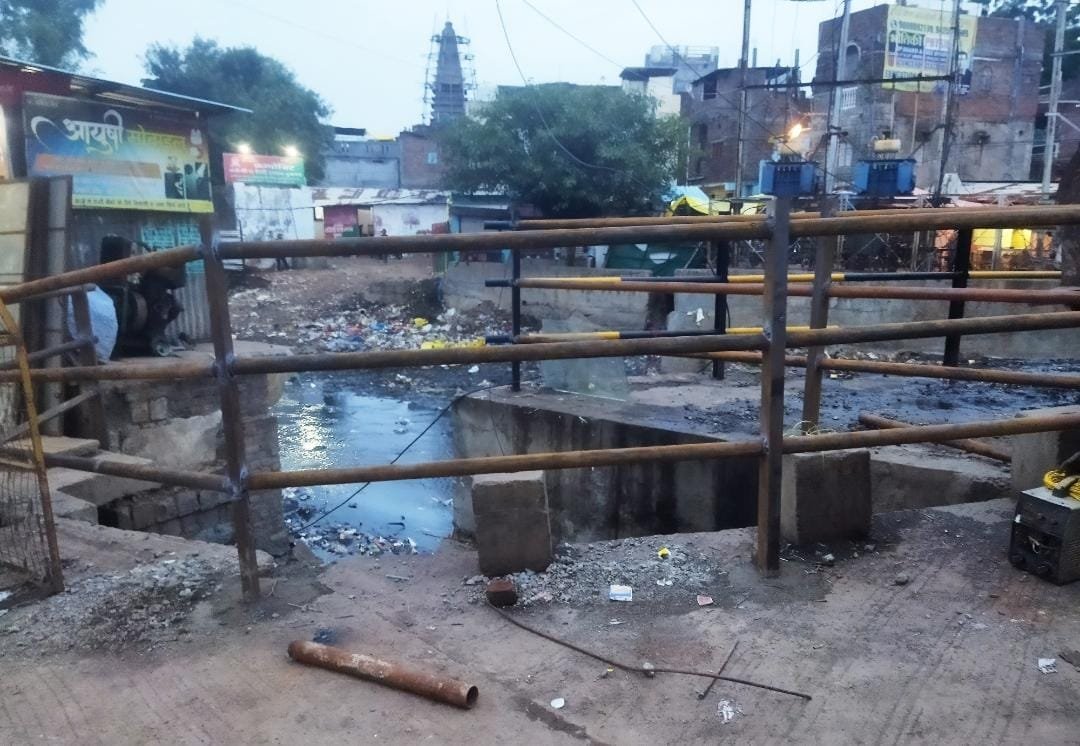 गुना के हाट रोड पर निर्माण को लेकर उठे सवाल, स्थानीय लोगों ने जताई नाराजगी
