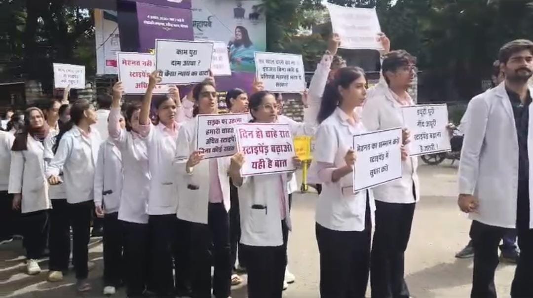 भोपाल में जूनियर डॉक्टरों का प्रदर्शन, स्टायपेंड बढ़ाने की मांग को लेकर बनाई मानव श्रृंखला