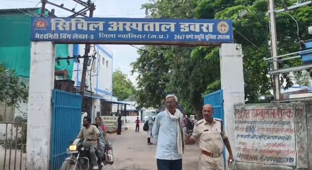 डबरा सिविल अस्पताल पहुंचीं एसडीएम जूही गर्ग, अव्यवस्थाओं पर जताई नाराजगी