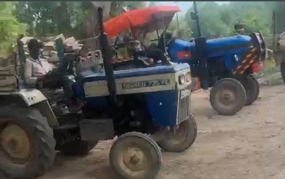 कलेक्टर कार्यालय के सामने बिना नंबर प्लेट दौड़ रहे ट्रैक्टर: खुलेआम बिक रही खनिज सामग्री, जिम्मेदार विभागों की चुप्पी पर उठे सवाल