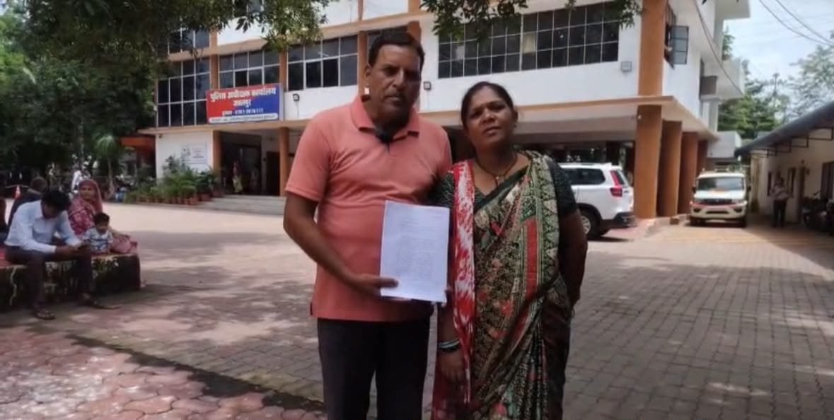 झूठे मुकदमों में फंसाकर जमीन पर कब्जे का आरोप: पीड़ित ने एसपी कार्यालय पहुंचकर लगाई न्याय की गुहार