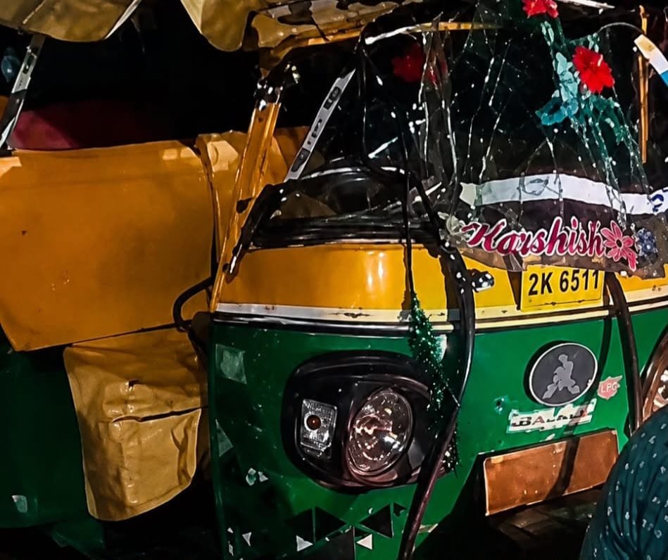 शिवपुरी में तेज रफ्तार कार ने ऑटो को मारी टक्कर: 5 लोग घायल, चालक वाहन समेत फरार