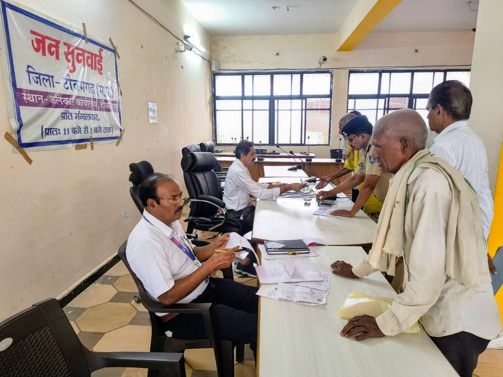 टीकमगढ़ जनसुनवाई में 145 आवेदनों पर सुनवाई, 10 दिन में निराकरण के निर्देश