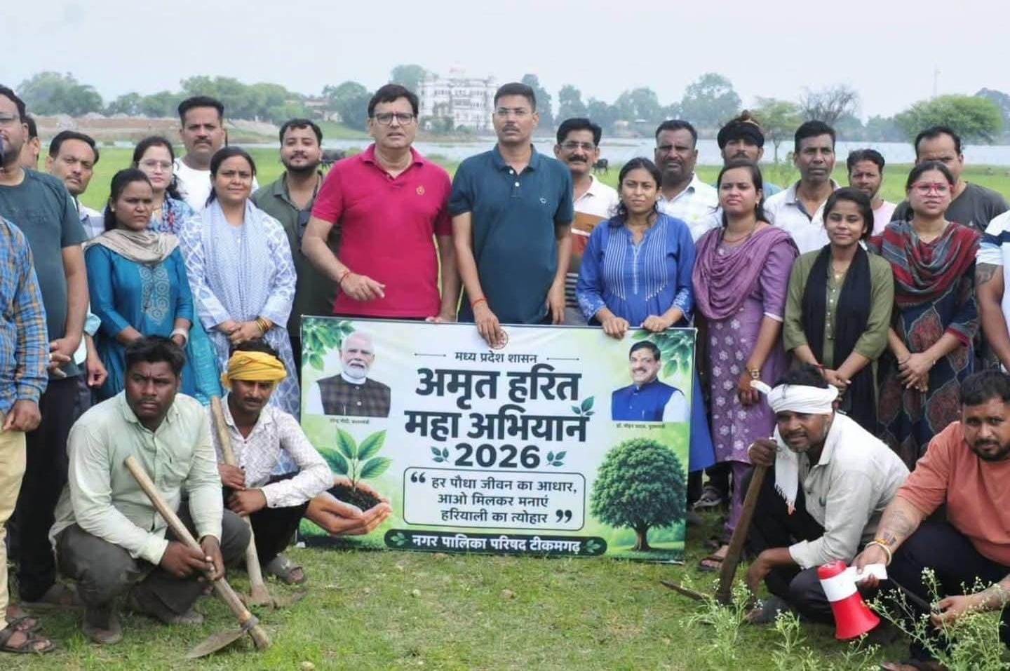 टीकमगढ़ में 10 हजार पौधों का वृहद पौधारोपण, महेंद्र सागर तालाब परिसर से दिया हरित प्रदेश का संदेश