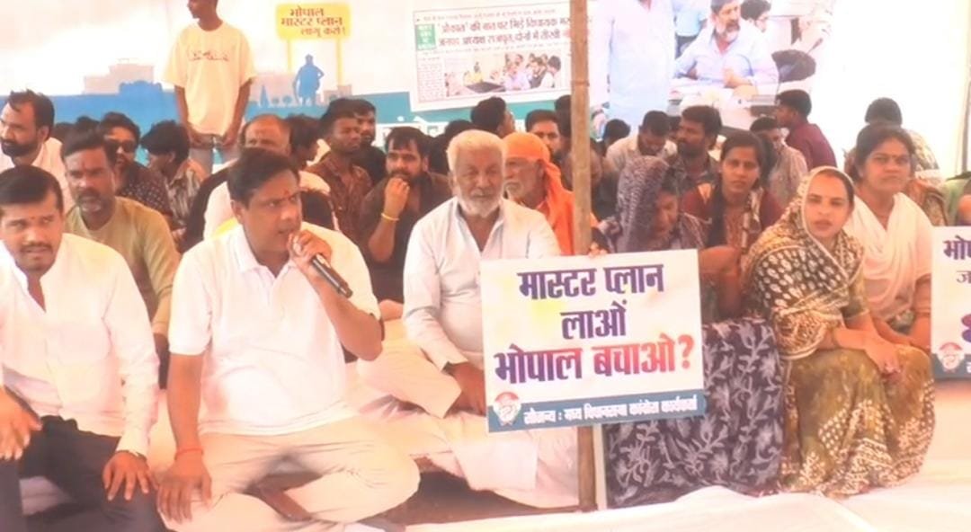 भोपाल में मास्टर प्लान की मांग को लेकर कांग्रेस का धरना, आरिफ मसूद ने नगर निगम की कार्रवाई पर उठाए सवाल