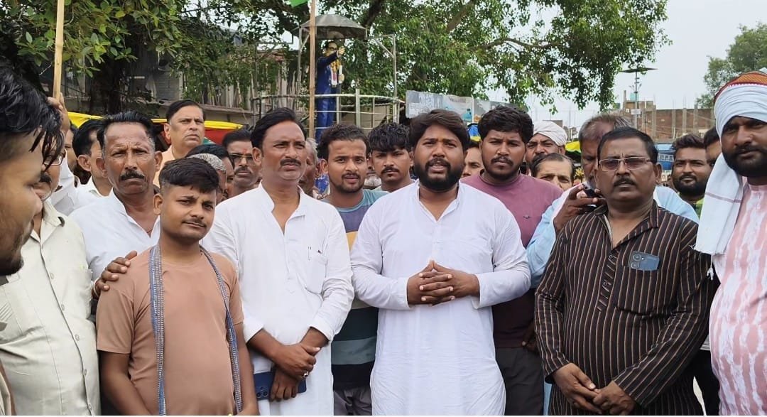 दतिया उपचुनाव: कांग्रेस प्रत्याशी की जीत पर सेवढ़ा में जश्न, आतिशबाजी कर बांटी मिठाई