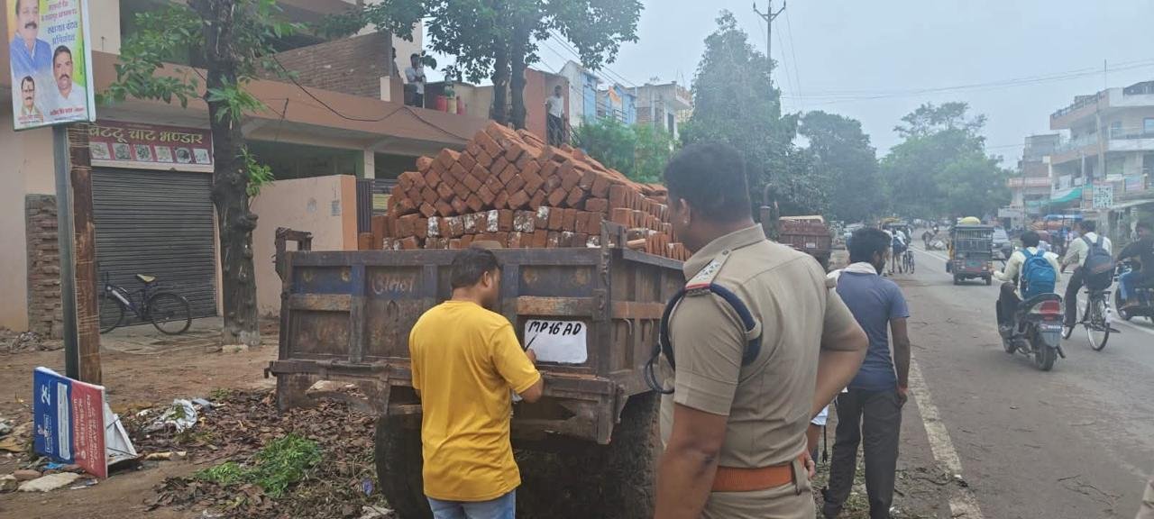 छतरपुर में विशेष अभियान: हूटर, वीआईपी स्टिकर और ब्लैक फिल्म वाले 200 वाहनों पर कार्रवाई