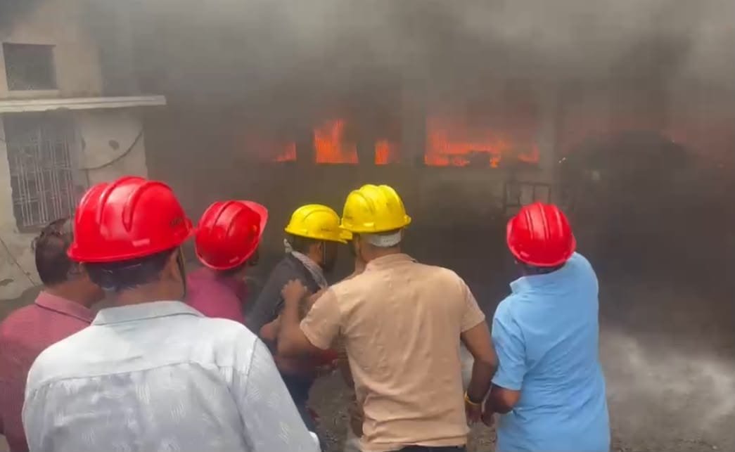 जबलपुर में टायर गोदाम में भीषण आग: एक घंटे की मशक्कत के बाद पांच दमकलों ने पाया काबू