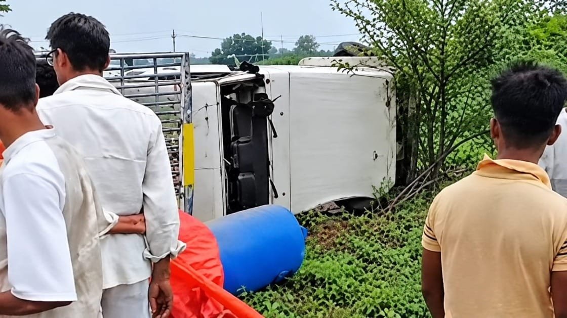 शिवपुरी में मजदूरों से भरी लोडिंग वाहन पलटी, छह घायल; एक की हालत गंभीर