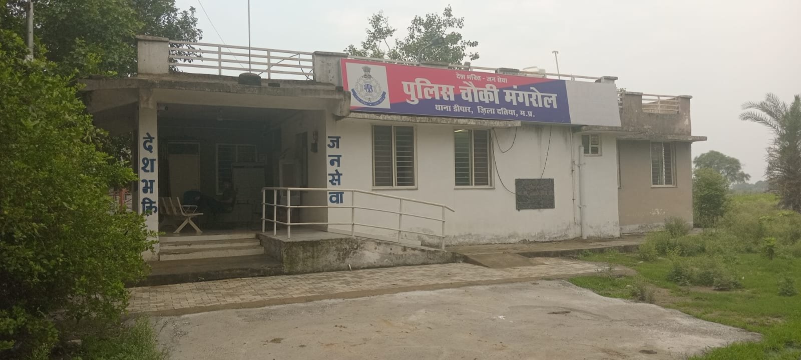 तेज रफ्तार चार पहिया वाहन ने ग्रामीण और भैंस को मारी टक्कर, चालक वाहन छोड़कर फरार