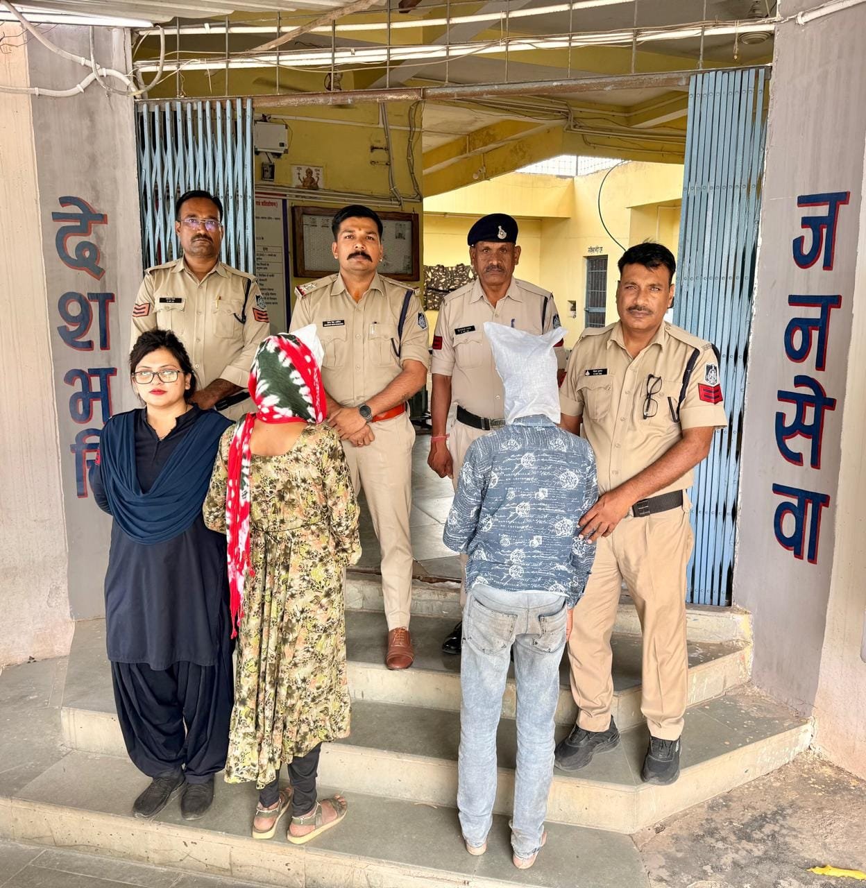 हत्या के प्रयास और लूट के मामले में दो ₹5-5 हजार के इनामी आरोपी गिरफ्तार, सुरखी पुलिस ने हथियार और लूटा गया सामान किया बरामद