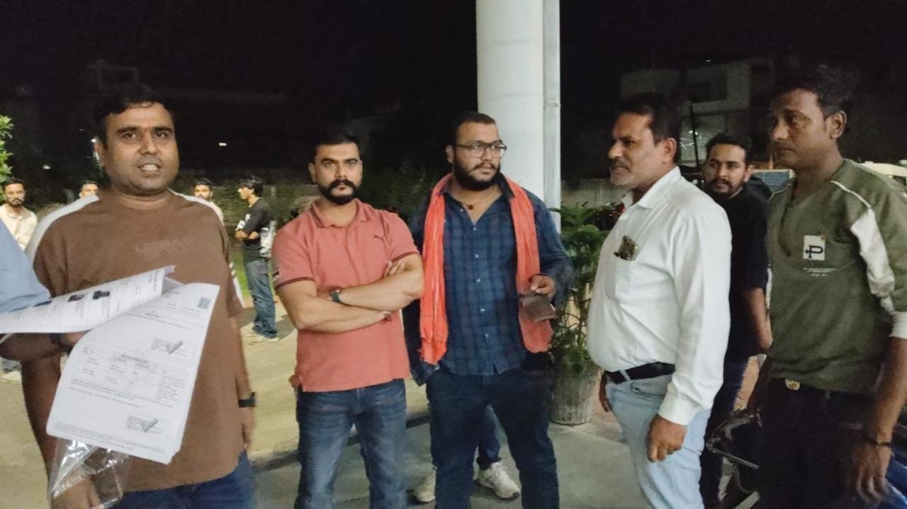 एक ही प्लॉट की कई बार बिक्री का आरोप: खरीदारों ने कथित भू माफिया को पकड़कर पहुंचाया थाने