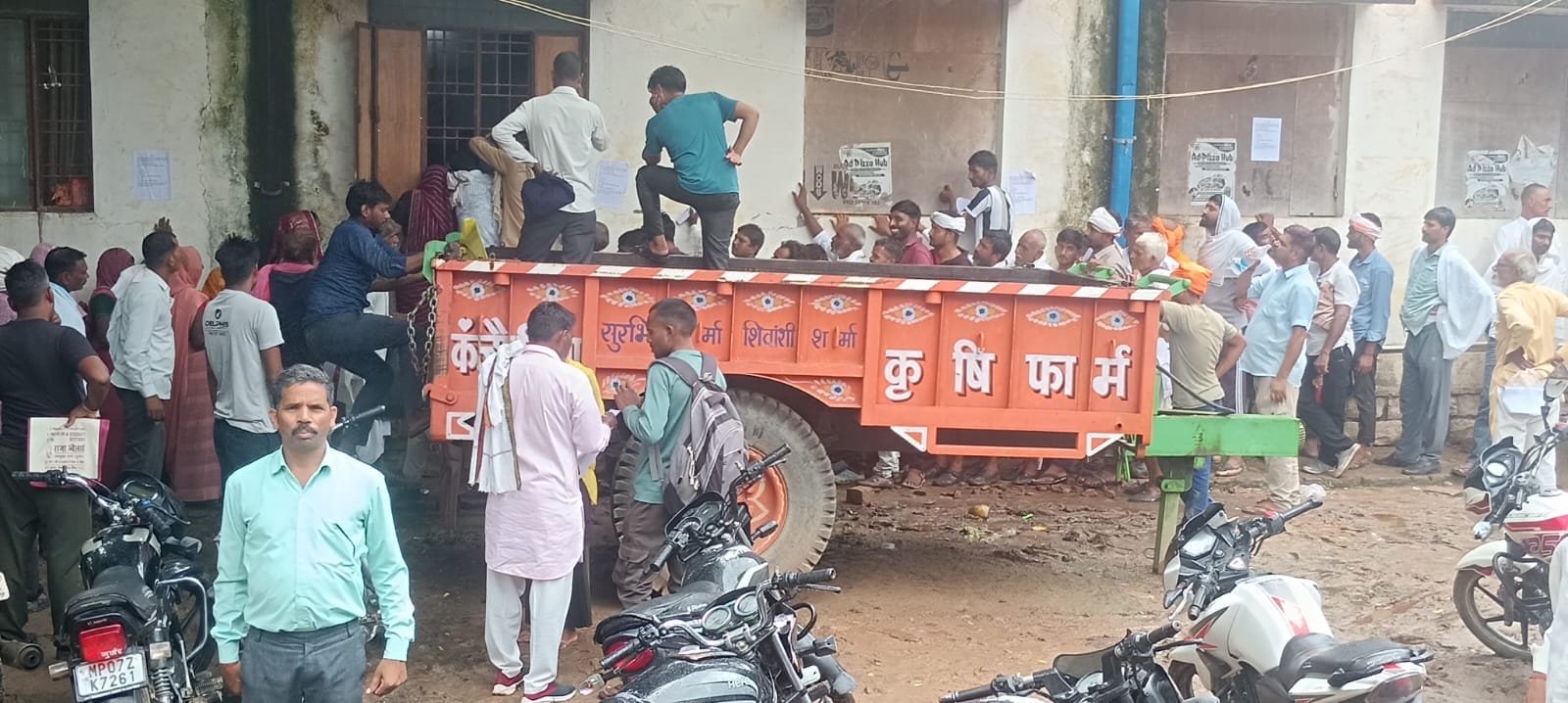 गोहद में खाद वितरण को लेकर अव्यवस्था, बारिश में घंटों लाइन में खड़े रहे किसान; ऑनलाइन टोकन व्यवस्था बहाल करने की मांग