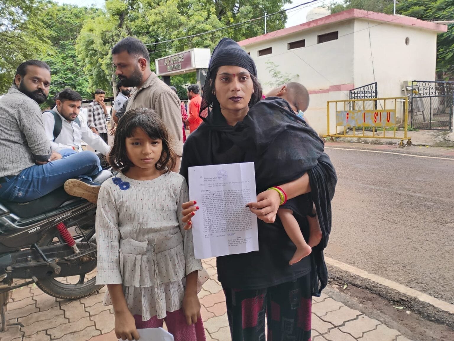शिवपुरी में महिला ने एसपी से लगाई गुहार, मारपीट और झूठे केस में फंसाने की धमकी का लगाया आरोप