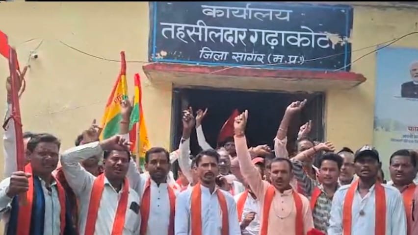 सागर के गढ़ाकोटा मूंग खरीदी केंद्र पर अवैध वसूली के आरोप, किसानों ने सीएम के नाम सौंपा ज्ञापन