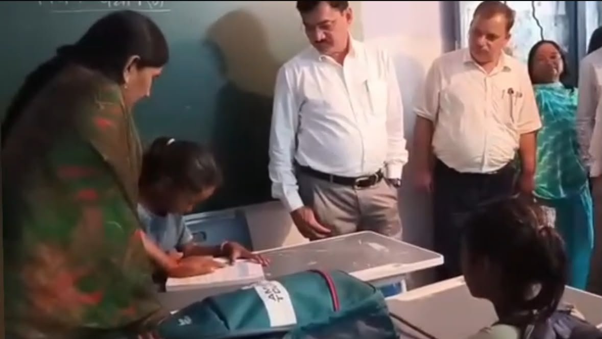 सरकारी स्कूल की खुली पोल: चौथी से छठी के बच्चे नहीं पढ़ सके हिंदी की किताब