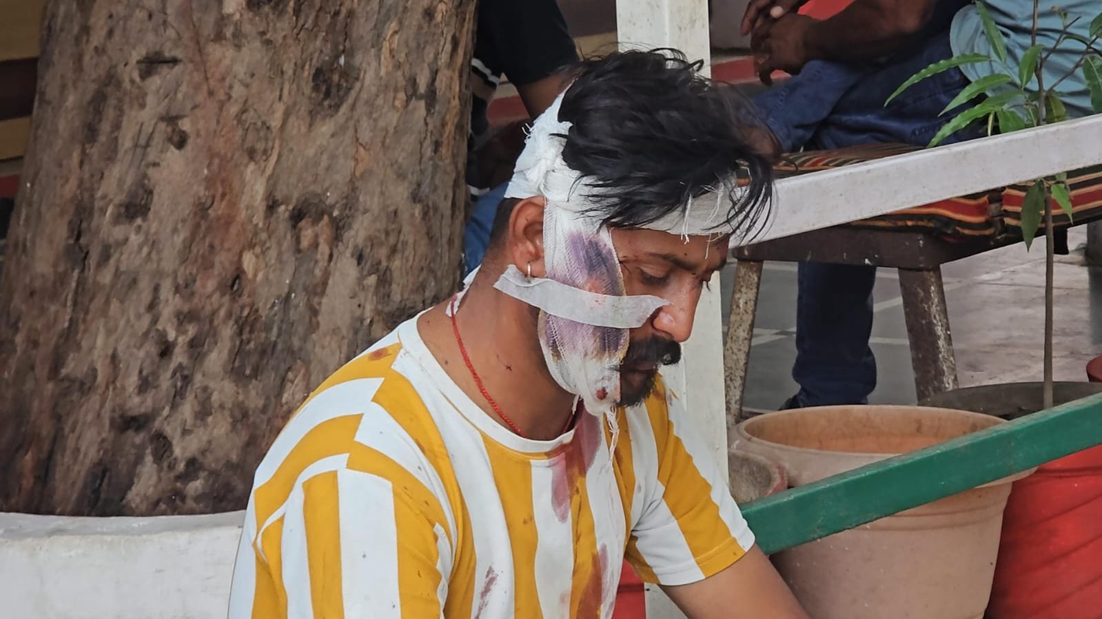दिनदहाड़े चाकू और बीयर की बोतल से युवक पर हमला: तीन आरोपियों पर केस दर्ज