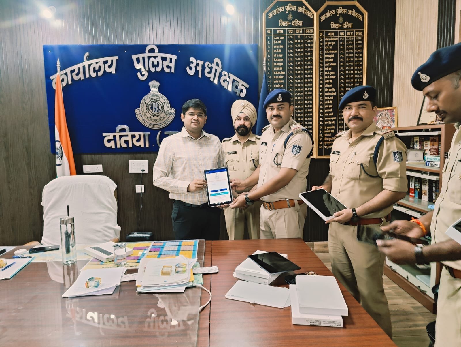 दतिया पुलिस को मिली डिजिटल ताकत:181 ई विवेचना टैबलेट वितरित