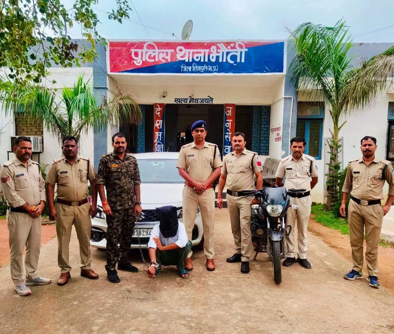 फर्जी पुलिस अधिकारी बन साइबर ठगी करने वाला गिरफ्तार, 11.20 लाख का सामान जब्त