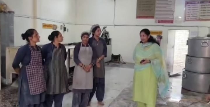 सागर कलेक्टर प्रतिभा पाल का औचक निरीक्षण: स्कूल में छात्राओं से संवाद, सेंट्रल किचन में परखी भोजन की गुणवत्ता