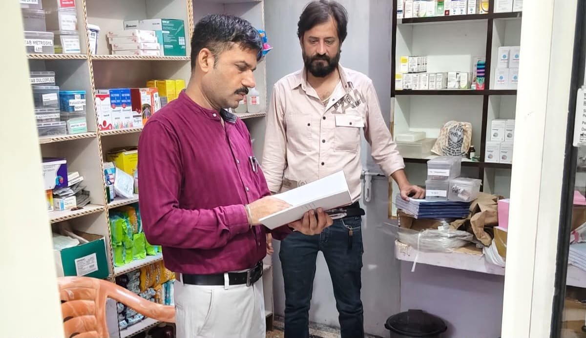 दतिया में निजी अस्पतालों की मेडिकल दुकानों की जांच: फार्मासिस्ट मिले अनुपस्थित